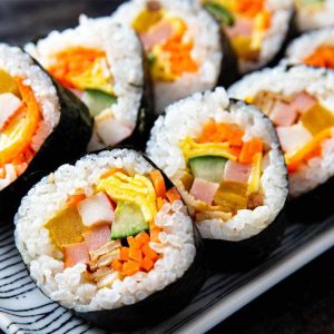 Czym jest kimbap: wszystko o popularnych koreańskich rolkach, ich rodzajach i prostym przepisie w domu