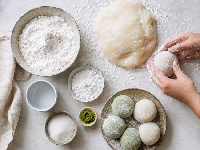 Jak przygotować mochi w domu — wyrabianie ciasta i formowanie deseru Przygotowanie domowego mochi: ciasto ryżowe, skrobia i formowanie słodkich japońskich kulek rękami